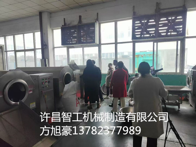 3月16日，客戶帶辣椒來廠試機(jī)電磁炒貨機(jī)炒制